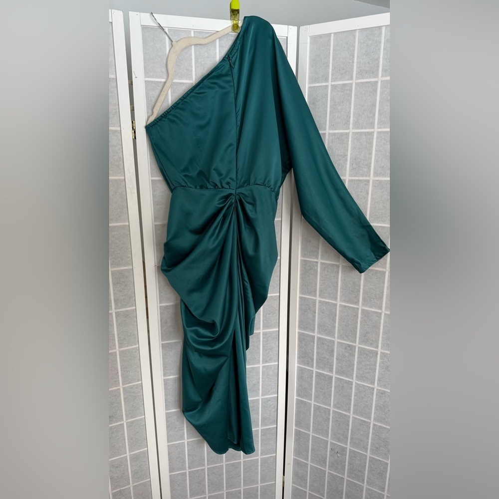 PrettyLittleThing Emerald Green One-Shoulder Dress - Picture 4 of 7